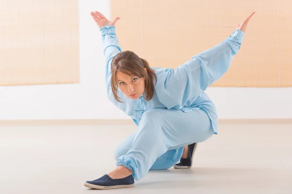 Mujer haciendo ejercicio qi gong tai chi — Foto de Stock