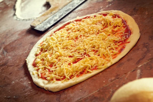 Färsk italiensk pizzadeg — Stockfoto