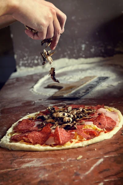 Verse Italiaanse pizza — Stockfoto