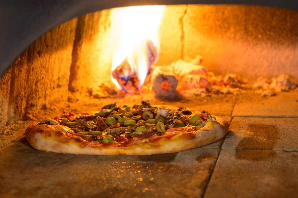 Pizza italiana fresca —  Fotos de Stock