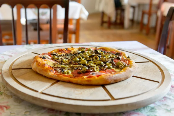 Färsk italiensk pizza — Stockfoto