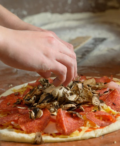 Färsk italiensk pizzadeg — Stockfoto