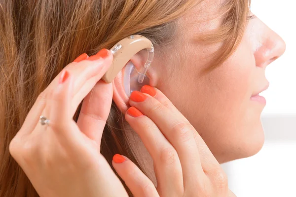 Žena nosí neslyšící pomoci — Stock fotografie