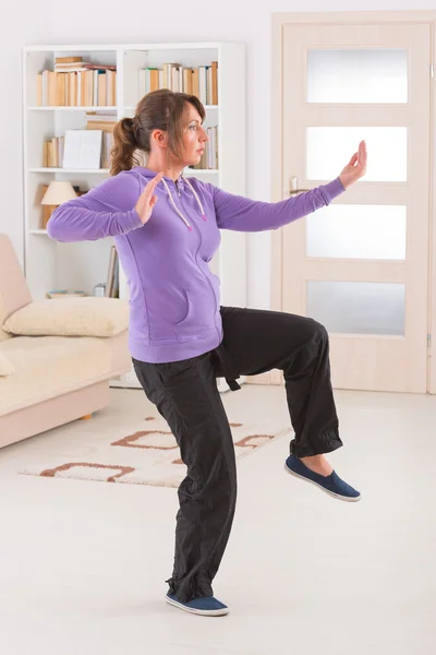 Woman doing qi gong tai chi exercise — Stock Photo, Image