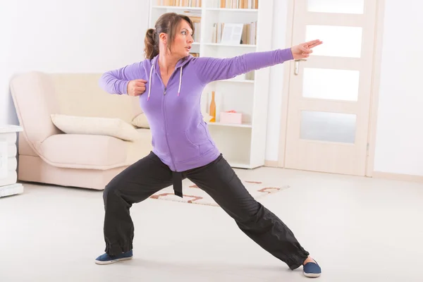 Kvinnan gör qi gong tai chi träning — Stockfoto