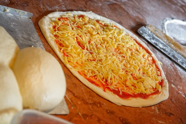 Frischer italienischer Pizzateig — Stockfoto