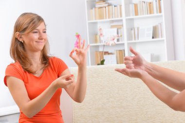 Sağır kadın öğrenme işaret dili