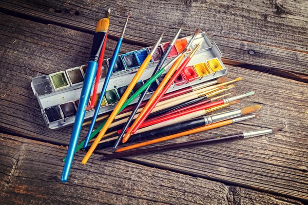 Aristic färg och penslar — Stockfoto