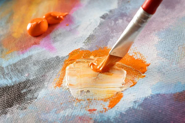 Konstnären hand målning — Stockfoto