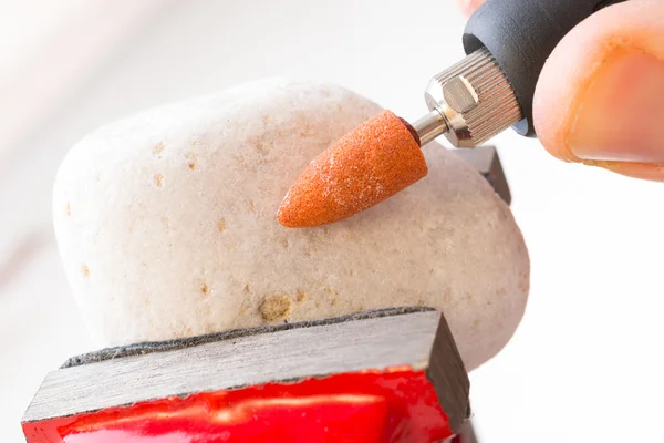 Piedra de corte y pulido con multiherramienta rotativa — Foto de Stock