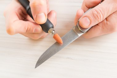 Döner değirmentaşı ile eski bir bıçak bileme
