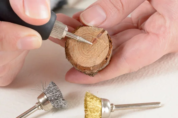 Rebanada de madera grabada con multiherramienta rotativa — Foto de Stock