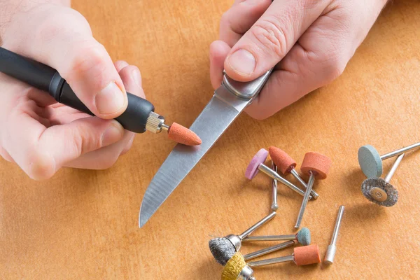 Macinazione di un vecchio coltello con mola rotativa — Foto Stock