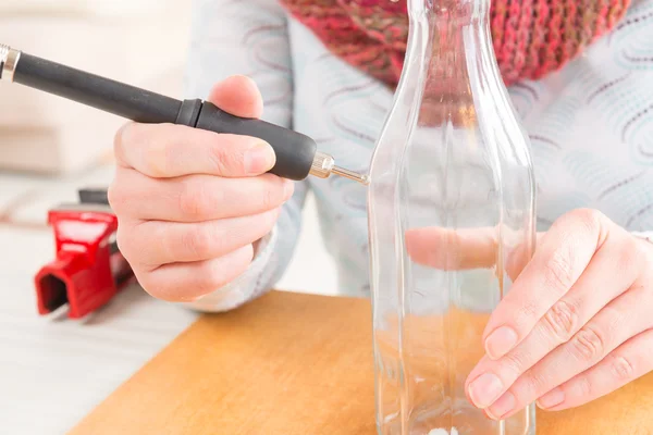 Gravieren der Flasche mit drehbarem Multifunktionswerkzeug — Stockfoto