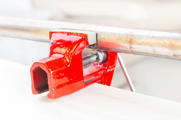 Usando un tornillo para sostener una tubería oxidada — Foto de Stock