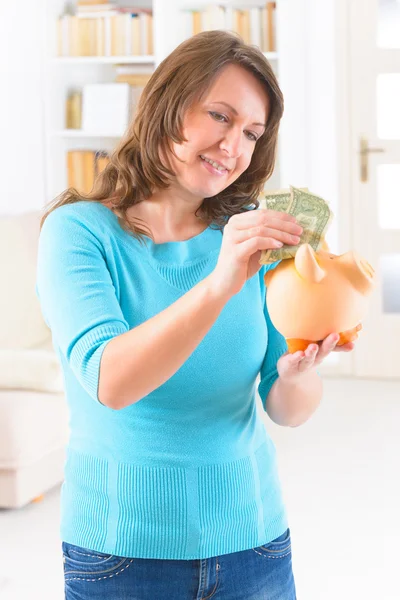 Woman saving money — Stock Photo, Image