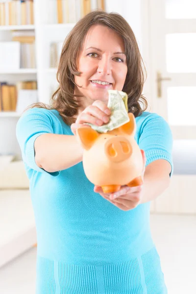 Mulher economizando dinheiro — Fotografia de Stock