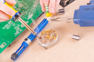 PCB üzerinde lehimleme asker