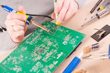 PCB üzerinde lehimleme asker