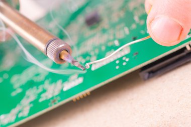 PCB üzerinde lehimleme asker