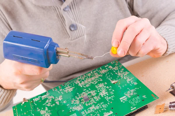 Soldador de servicio en PCB — Foto de Stock