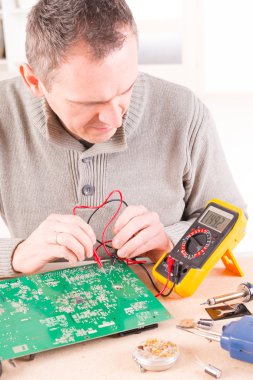 Asker Pcb ile dijital multimetre denetler.