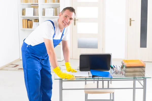 Glimlachend cleaner op kantoor — Stockfoto