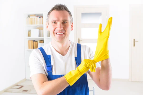 Smiling cleaner at the office — Stock Photo, Image