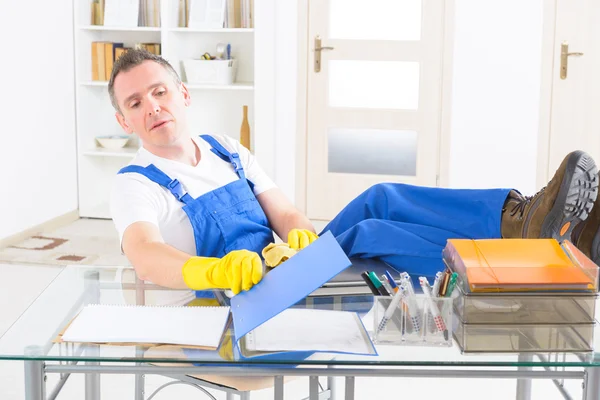 Limpiador de hombres curioso en la oficina — Foto de Stock