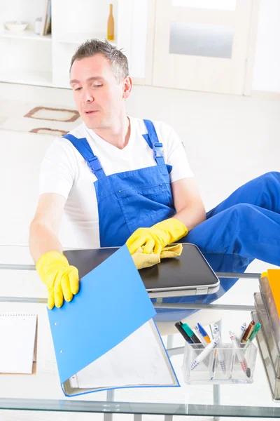 Nieuwsgierig man schonere op het Bureau — Stockfoto