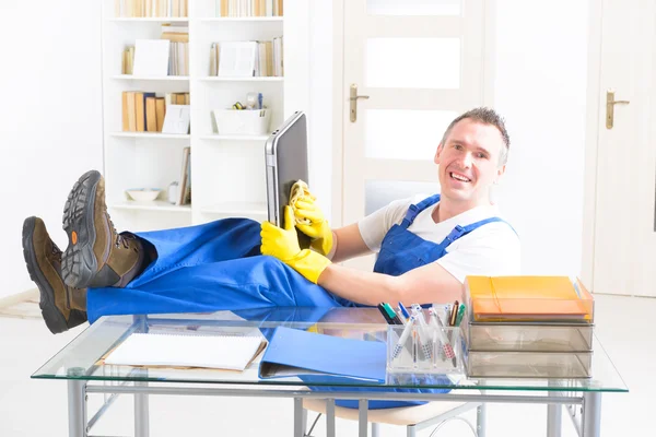 Limpador sorridente no escritório — Fotografia de Stock