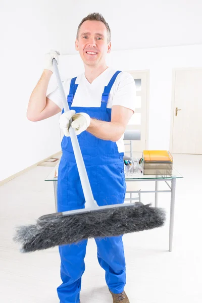 Lächelnde Putzfrau im Büro — Stockfoto