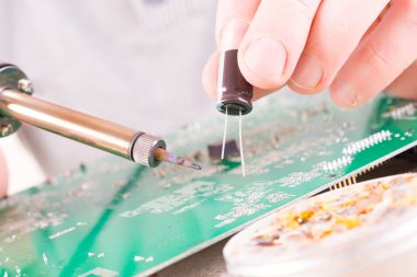 PCB üzerinde lehimleme asker