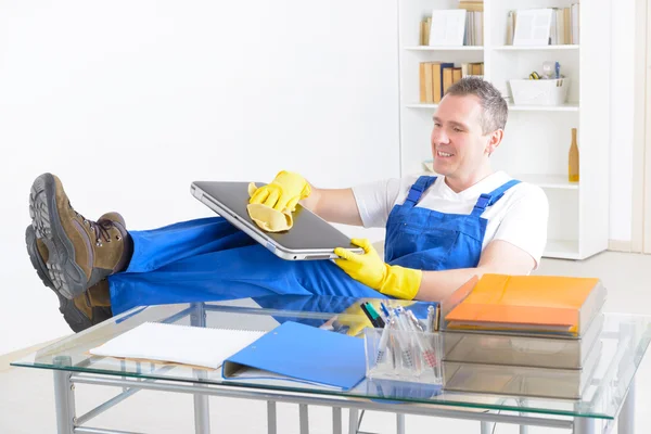 Limpiador sonriente en la oficina — Foto de Stock