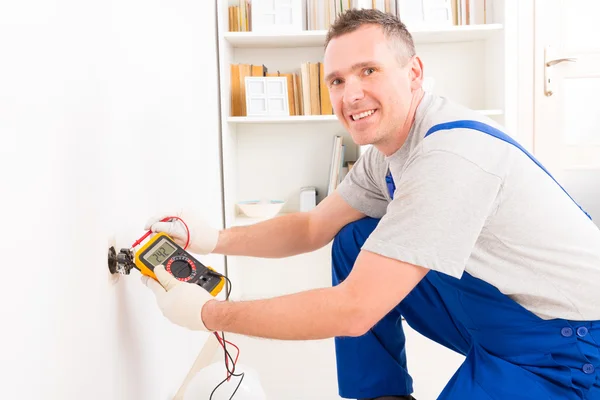 Elektriker überprüft Steckdose — Stockfoto