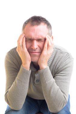 Baş ağrısı olan bir adam.