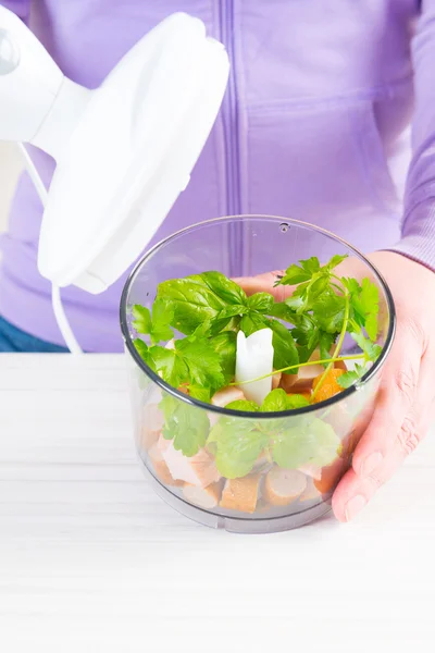 Preparação de alimentos com liquidificador manual — Fotografia de Stock