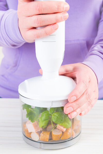 Подготовка пищи с помощью ручного блендера
