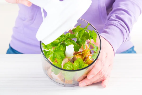 Preparação de alimentos com liquidificador manual — Fotografia de Stock