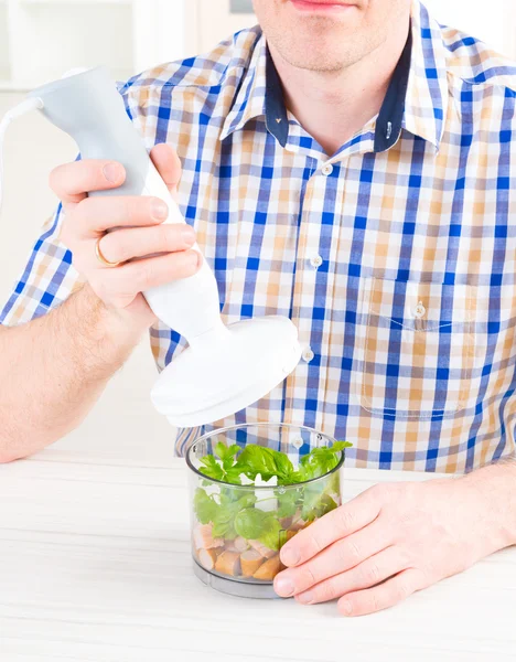 Preparing food with hand blender — Stock Photo, Image