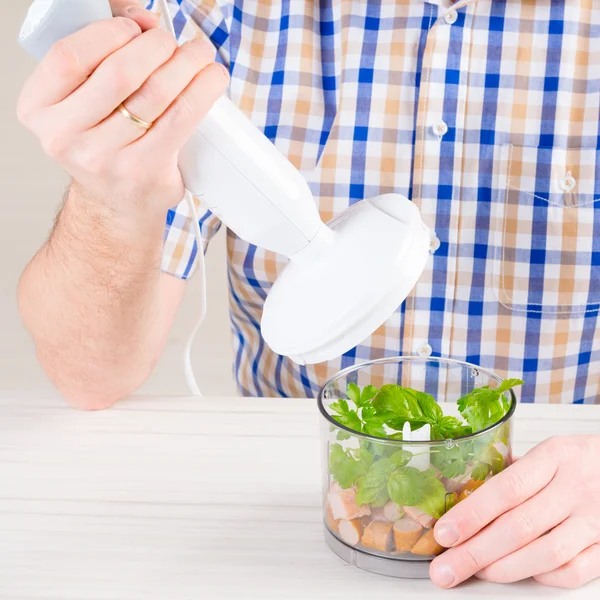 Preparação de alimentos com liquidificador manual — Fotografia de Stock