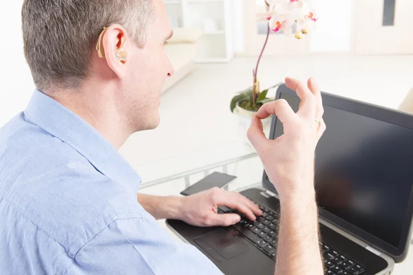 Deaf man using sign language with laptop — Stock Photo, Image