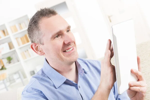 Dove man met Tablet PC — Stockfoto