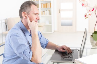 İşitme engelli adam laptop ile çalışma