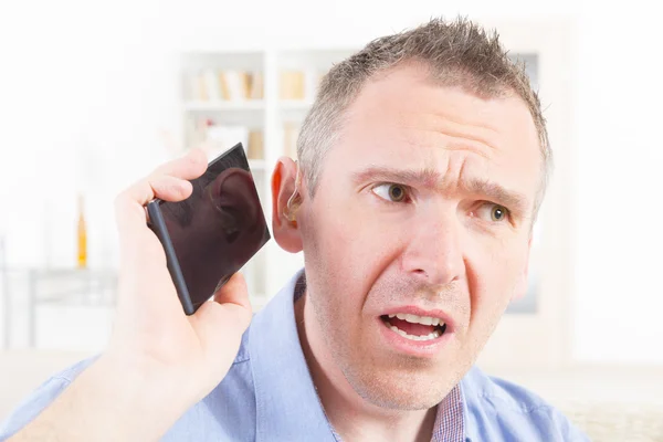 Hombre con discapacidad auditiva usando teléfono móvil — Foto de Stock