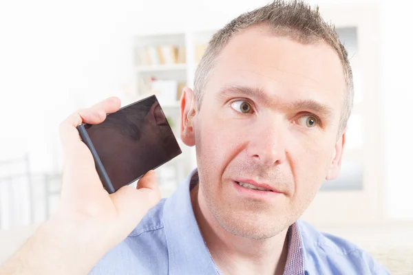 Hombre sordo usando teléfono móvil —  Fotos de Stock