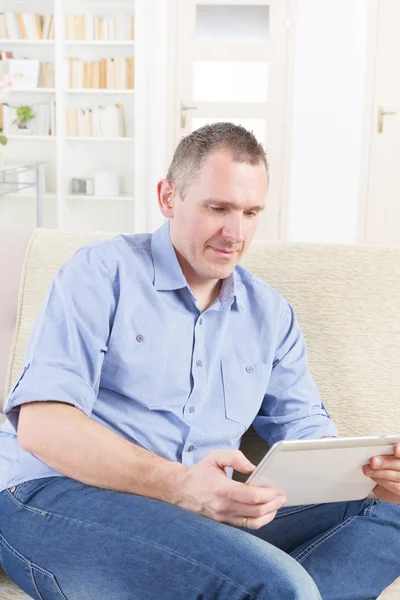 Homem surdo usando tablet — Fotografia de Stock