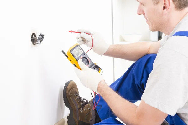 Elektricien controleren socket — Stockfoto