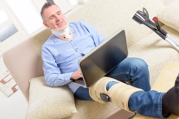 Mann mit Bein im Kniekäfig — Stockfoto