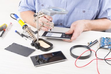 hareket eden telefon elektronik atölyesinde tamir